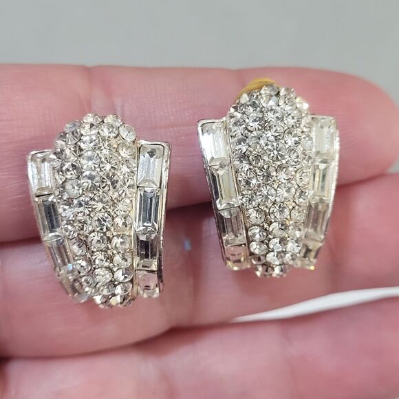 Vintage Rhinestone Silver Tone Clip On Earrings Bella Signora Baguette Round - Picture 3 of 9